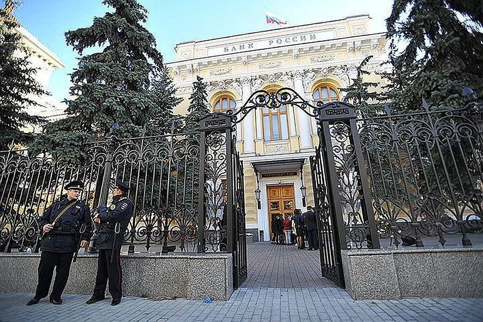 ЦБ лишил банк лицензии из-за нарушения им закона