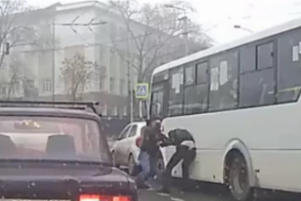 Драку устроили два водителя на дороге. Фото: Ростов Главный