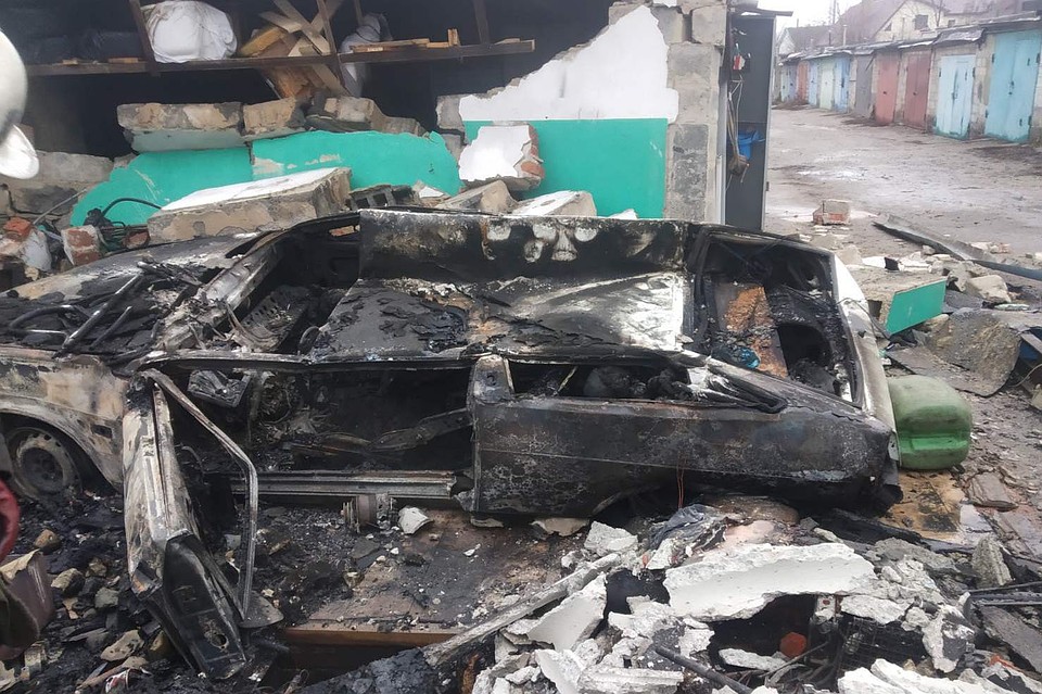 Два трупа обнаружили в салоне автомобиля, один - рядом с машиной. Фото: kh.dsns.gov.ua/