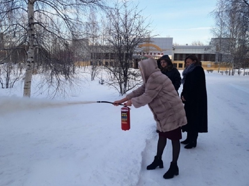 В Урае сотрудники МЧС провели профилактическую операцию «Новый год». Фото МЧС по ХМАО