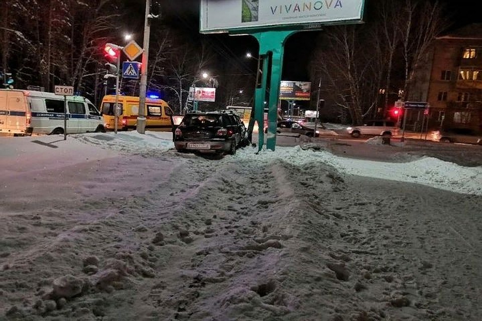 Новосибирец врезался с рекламную конструкцию и погиб. Фото: «АСТ-54»