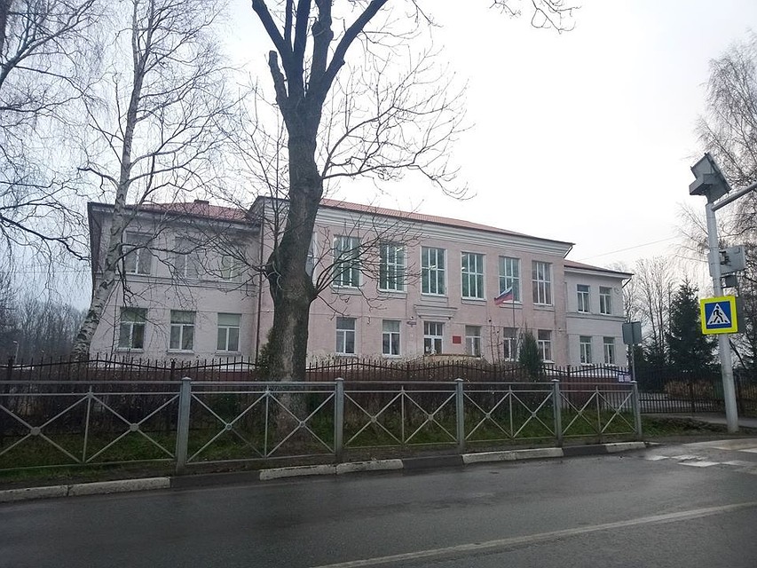 Школа в Луговом.