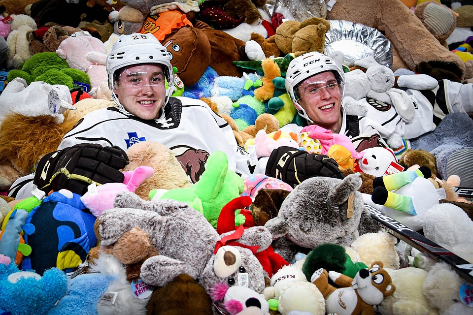 Российский хоккеист "искупался" в игрушках. Фото: twitter.com/thehersheybears