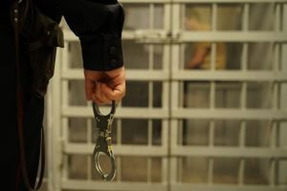 Оперативник помогал арестованным весело проводить время.
