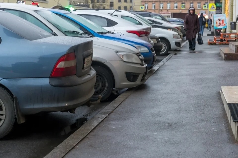 Запрет на парковку действует в обоих направлениях на проспекте Королева от улицы Долгоозерной до улицы Шаврова.