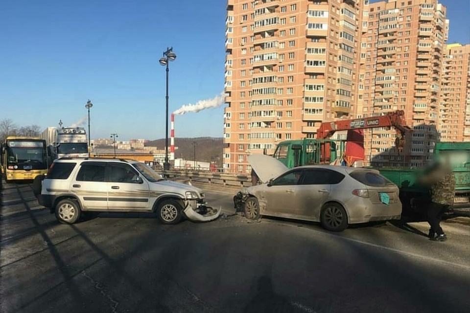 Авария стала причиной внушительной пробки. Фото: AK_VDK, dps_vl