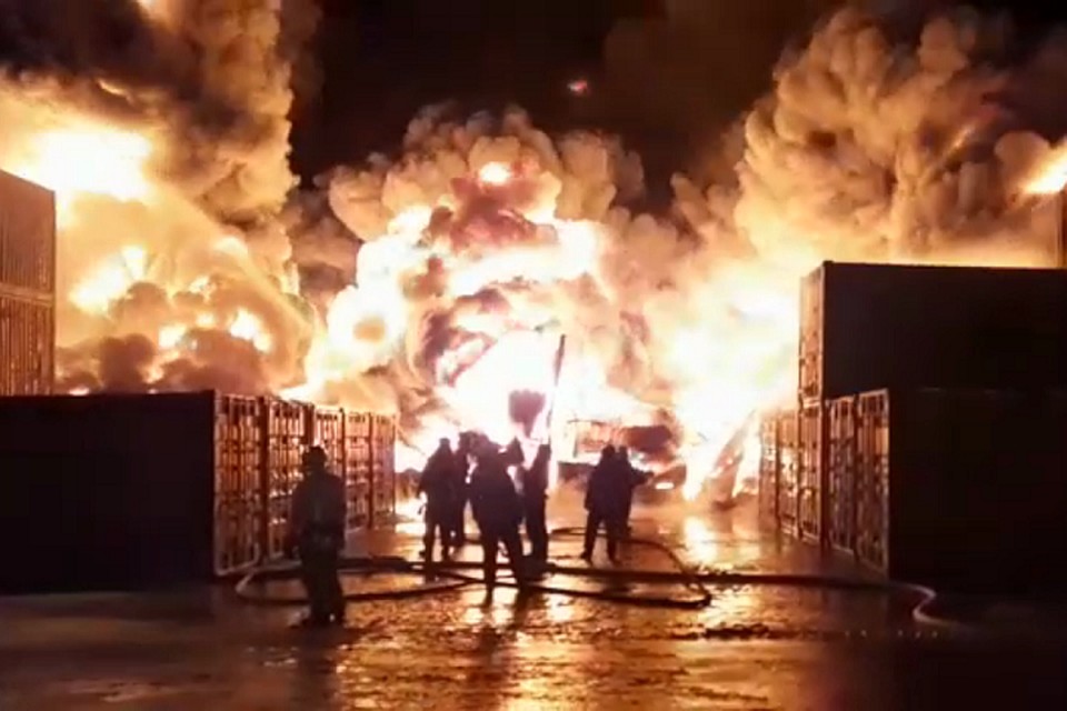 В промзоне Шушары горит склад на полощади 12 тысяч кв.метров. Фото: МЧС СПб