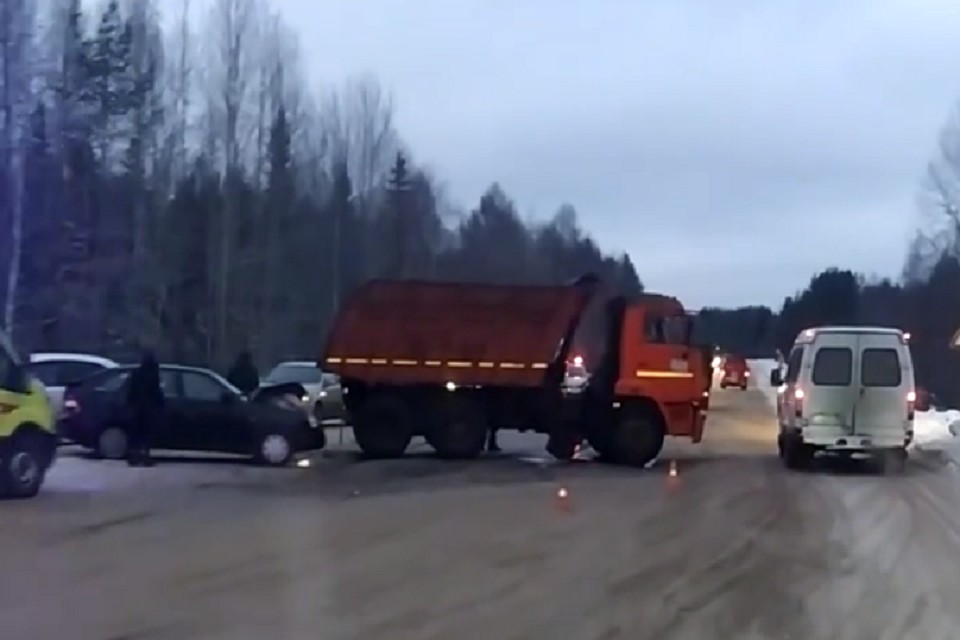 По словам свидетелей аварии, в ДТП есть погибшие. Фото: скриншот видео из группы "ЧП Березники"
