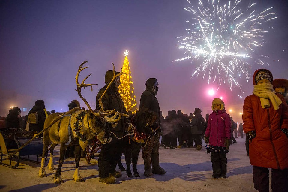 В Якутии зажгли первую в России новогоднюю елку. Фото: Zuma/ТАСС.