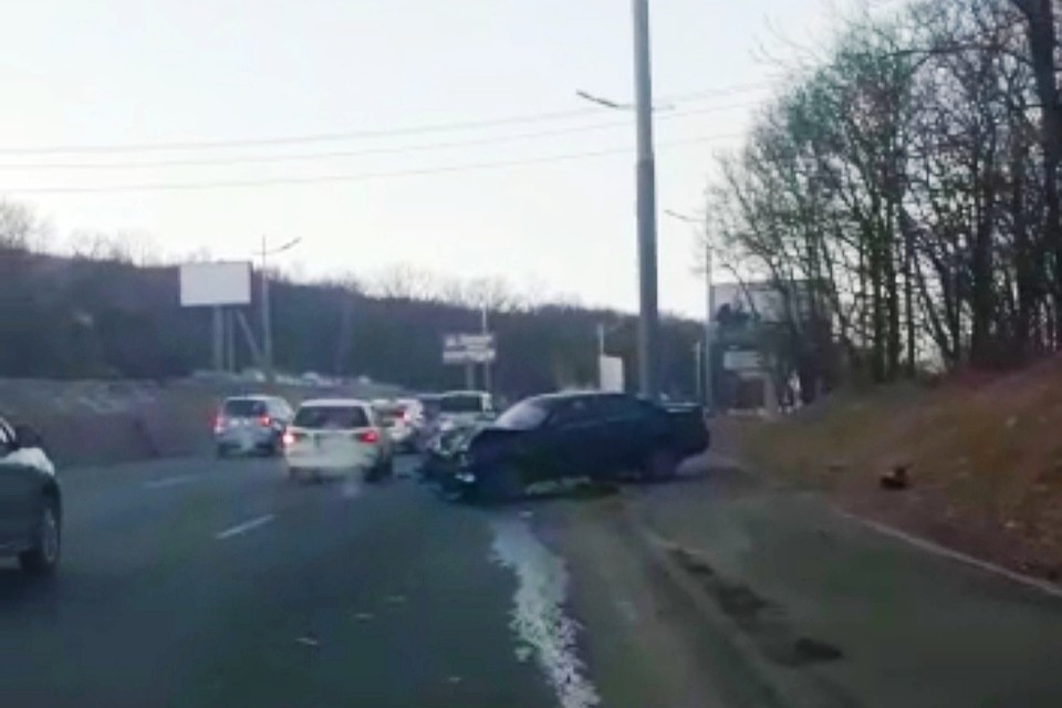 Автомобиль вылетел на тротуар, сломав ограждение. Фото: printscreen видео