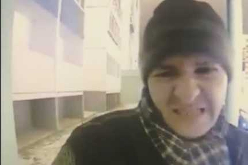 Мужчина звонил в домофоны.