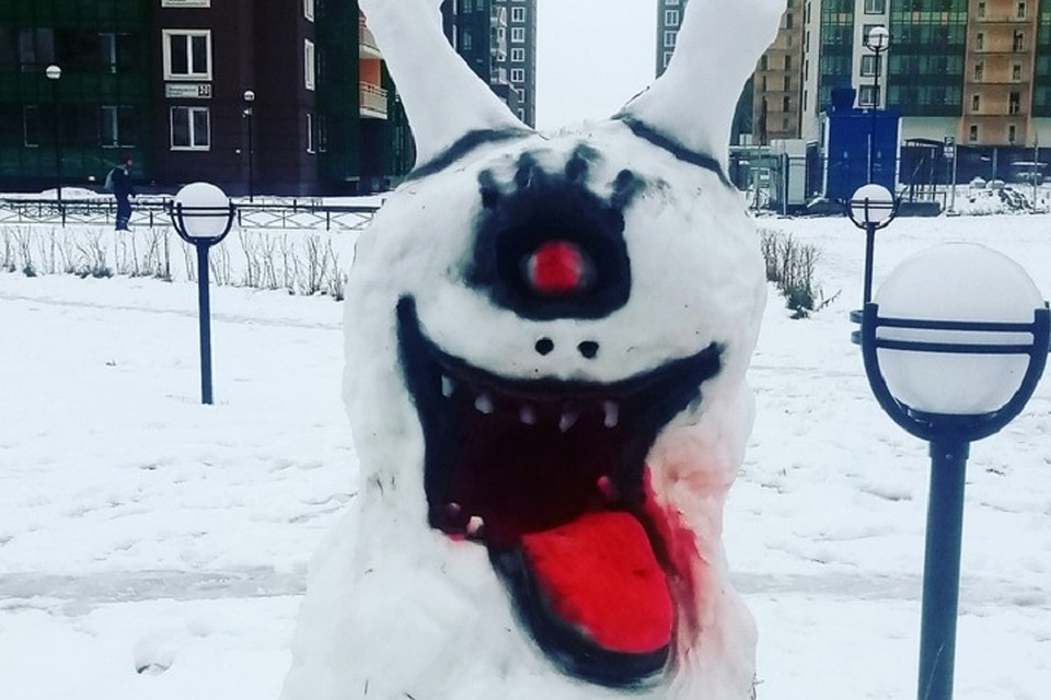 В Мурино появился жуткий снеговик