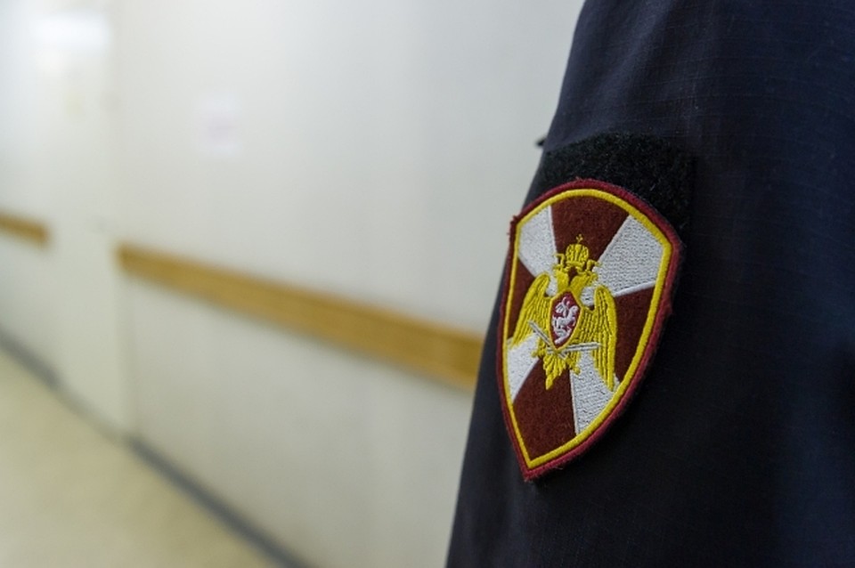 С пистолетом в руках посетитель кафе в Биробиджане требовал бесплатный ужин