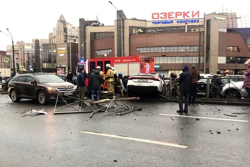 У метро "Озерки" девушка разбила "Ауди" почти за 5 миллионов рублей. Фото: vk.com/spb_today