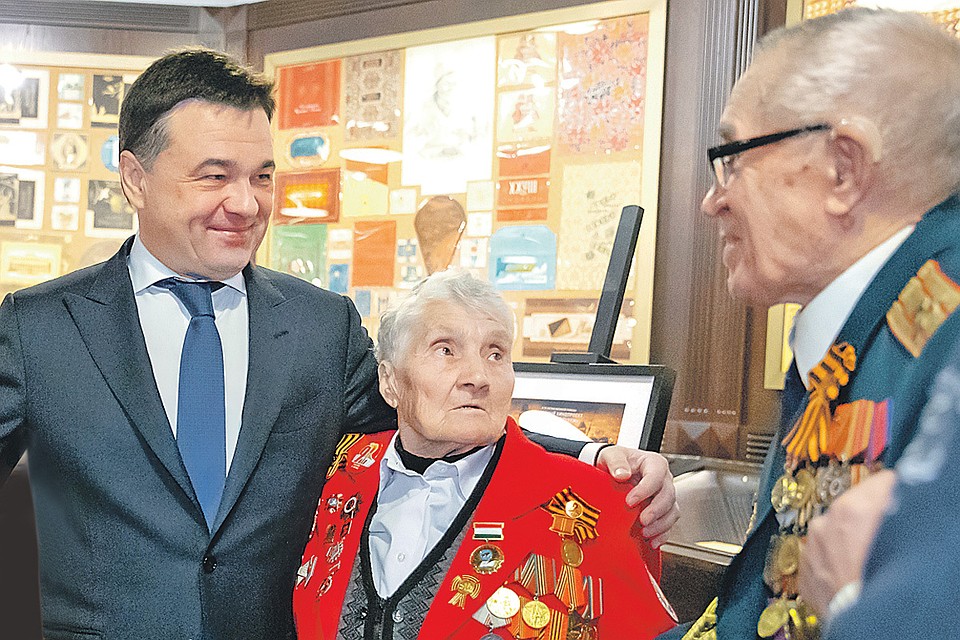 Андрей Воробьёв с ветеранами Розалией Коваль и Леонидом Пивоваровым. Фото: Константин СЕМЕНЕЦ