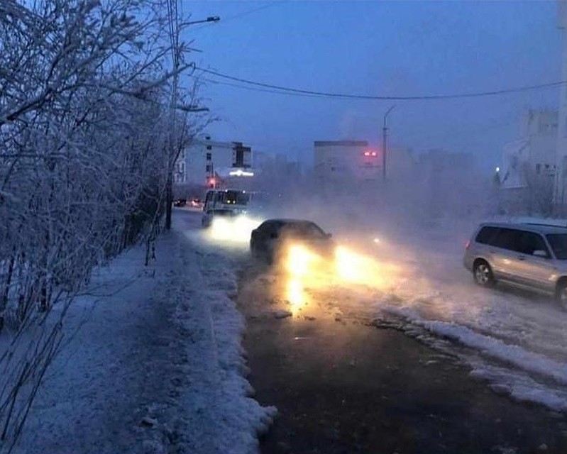 Несколько легковушек застряли. Фото: News.Ykt.Ru.