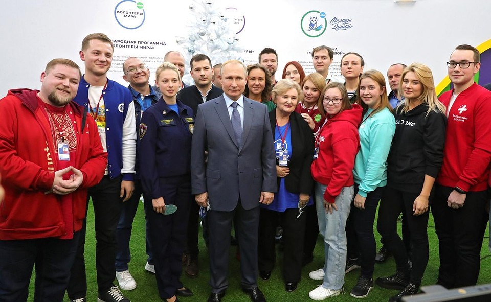 Владимир Путин с участниками форума. Татьяна Авдеева за президентом справа. Фото героя публикации