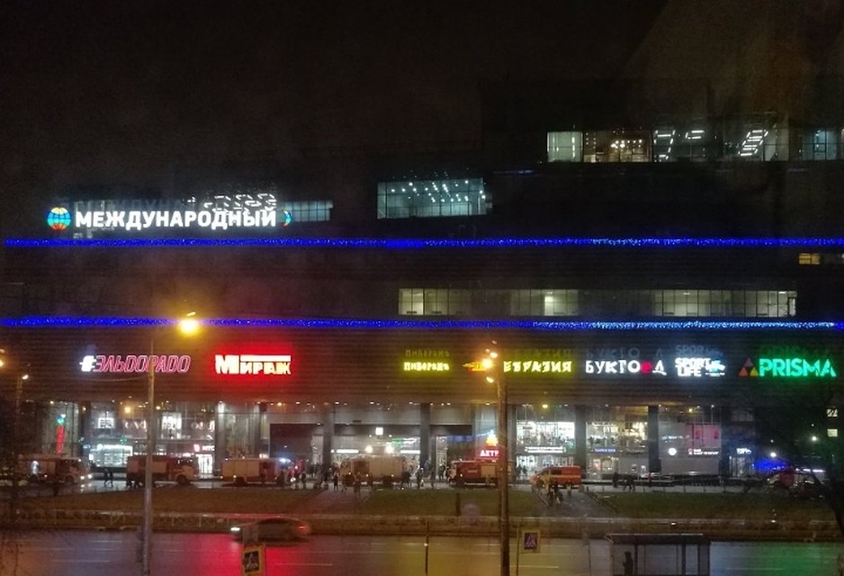 Пожарные среагировали на вызов из метро "Международная". Фото: vk.com/spb_today