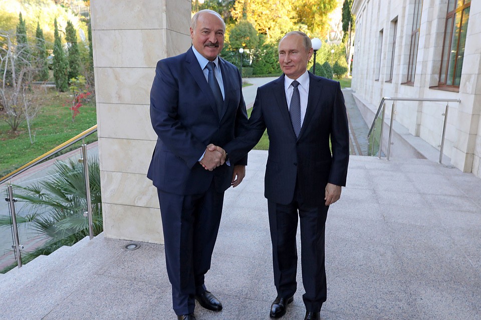 Президент Белоруссии Александр Лукашенко и президент РФ Владимир Путин (слева направо) во время встречи в резиденции "Бочаров ручей". Фото: Михаил Климентьев/пресс-служба президента РФ/ТАСС