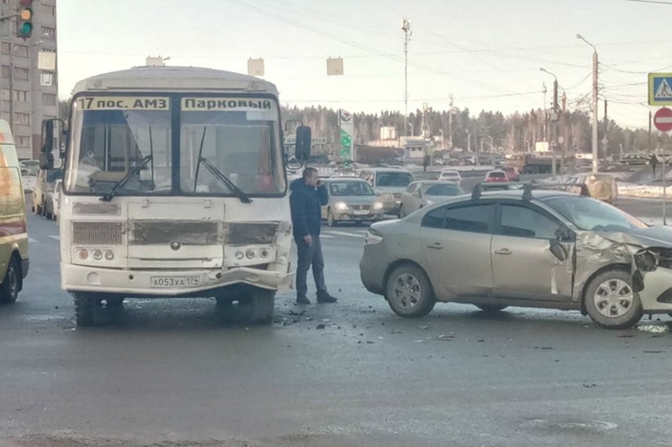 В Челябинске маршрутка столкнулась с иномаркой. Фото: Екатерина КИПОТЬ
