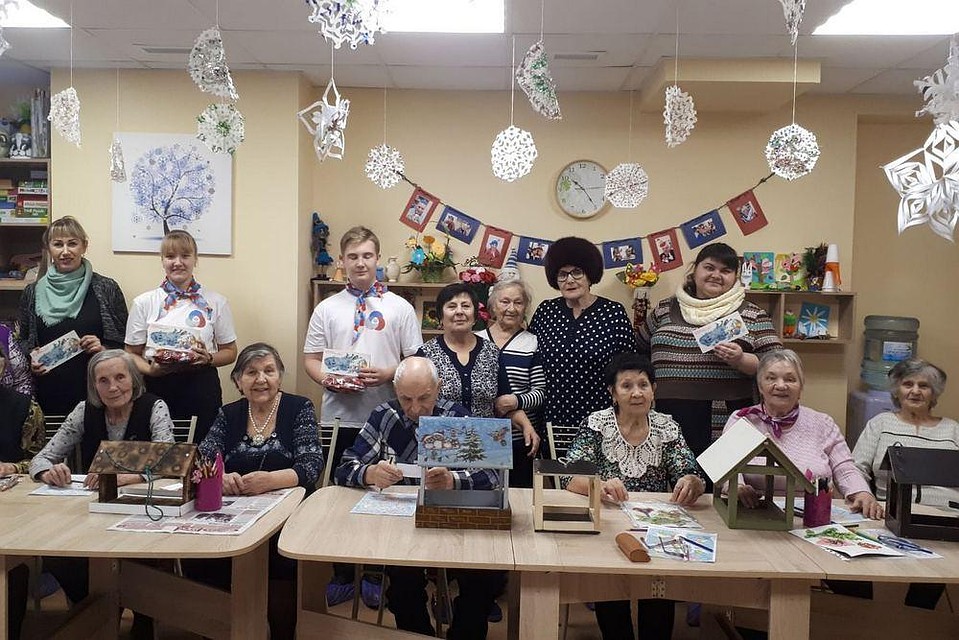 Тюменцы старше 70 лет развивают мелкую моторику при помощи специальных мастер-классов