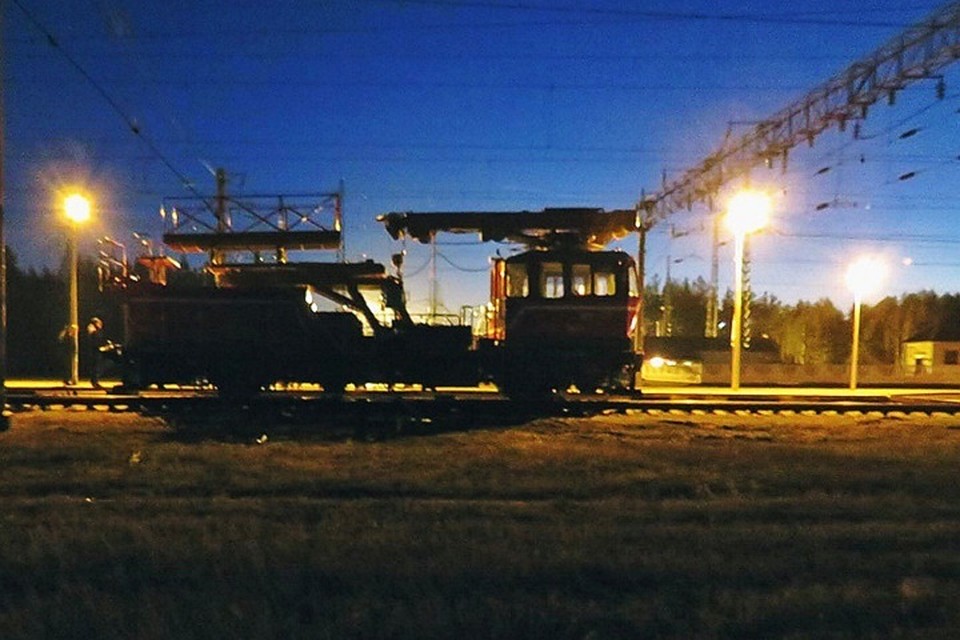 Рабочие находились на автомотриссе, когда их коллегу ударило током. Фото: СК.