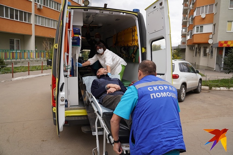 Водитель скорой никогда не оставит фельдшера одного с носилками с больным. Поможет и без надбавок.