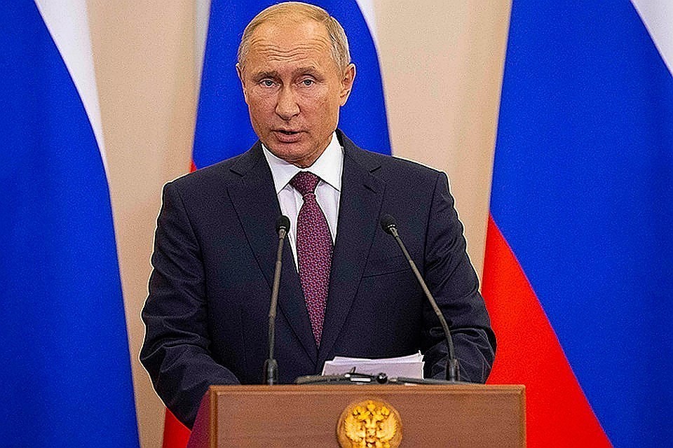 Владимир Путин поддерживает идею наказывать чиновников, которые оскарбляеют народ
