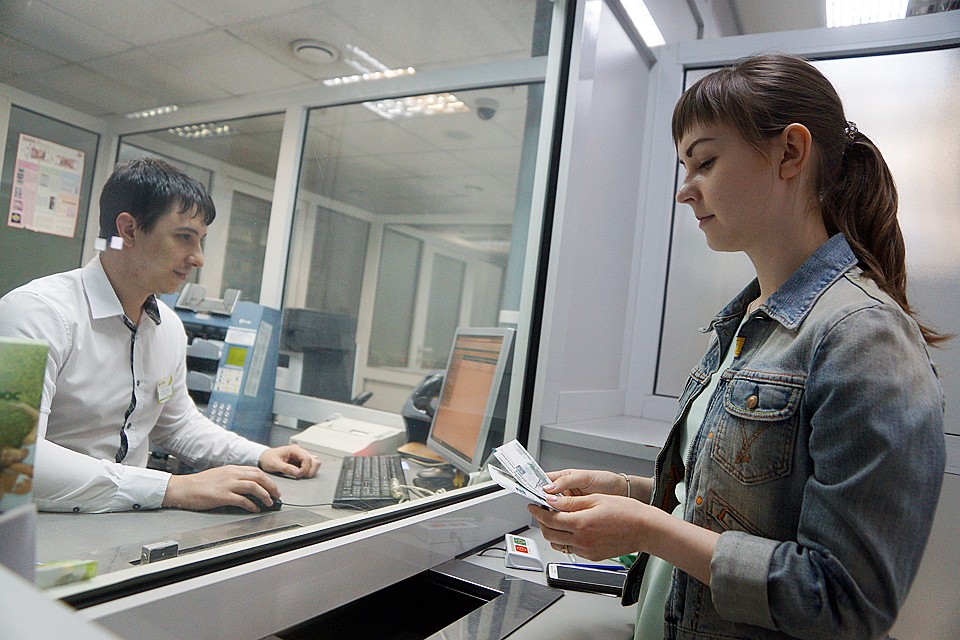 В прошлом году россияне перевели друг другу астрономическую сумму - 28 трлн рублей. Больше половины от этого - переводы внутри Сбербанка