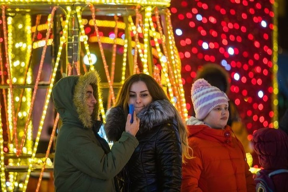 часто пешеходы получают тяжелые травмы из-за упавших с крыши сосулек и неправильного обращения с праздничной пиротехникой. Фото: Сергей Булкин