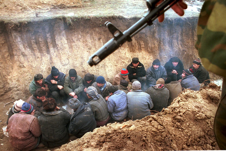Задержанные чеченские боевики. Этот снимок фотокора «Комсомолки» Владимира Веленгурина получил первое место на выставке World Press Photo в 2001 году.