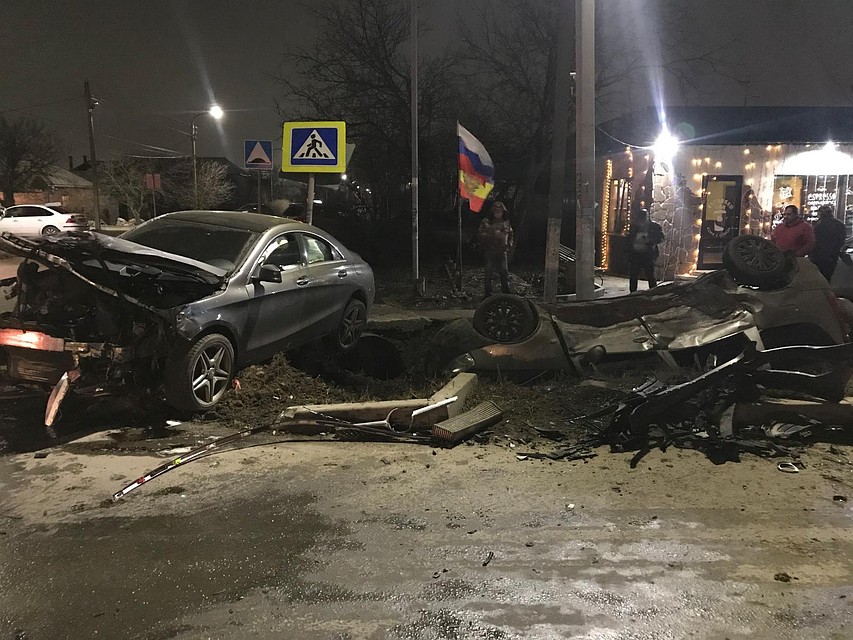 В больницу попал водитель отечественной легковушки. Фото: ГУ МВД России по РО.