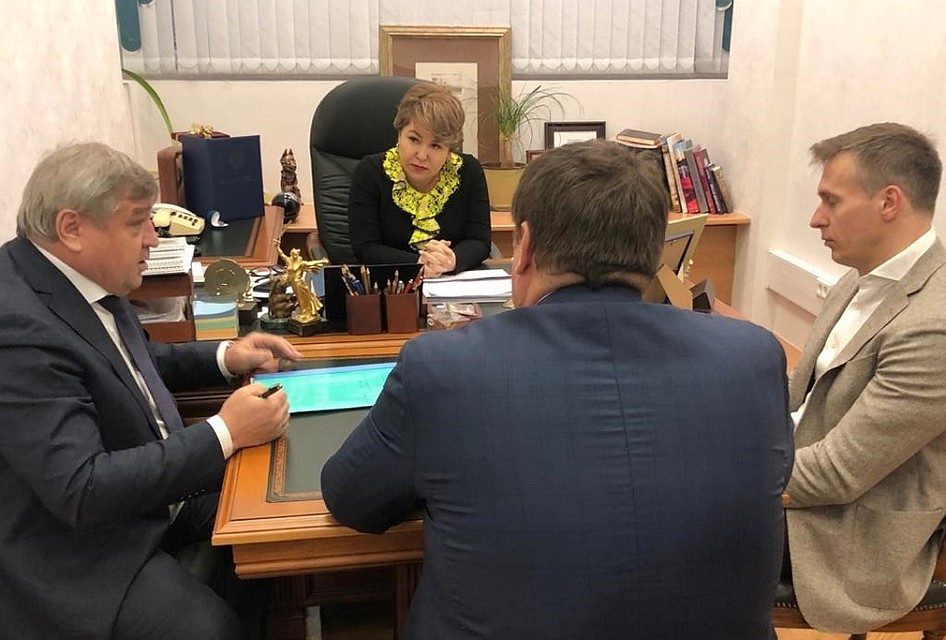 Всем сторонам удалось мирно договориться за рабочим столом депутата Госдумы Ирины Гусевой. Фото: Ирина Гусева.