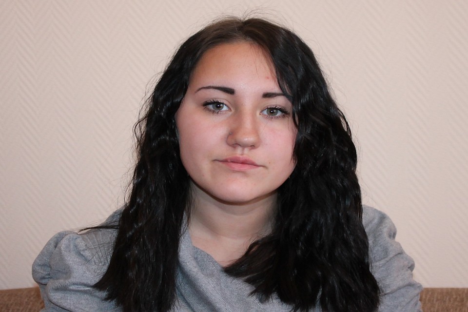 Девушка выглядит на 16-17 лет