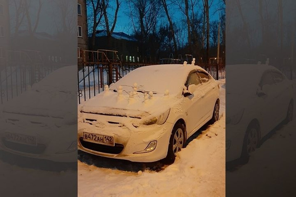 «Не боятся, что уши на кону»: в Кемерове школьники слепили снеговиков прямо на автомобиле. Фото: Дмитрий ЕСИН