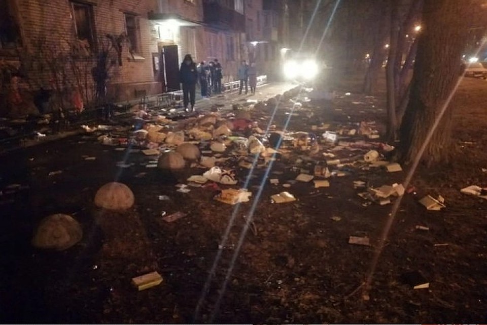 Обезумевшая женщина выбрасывала вещи с пятого этажа.