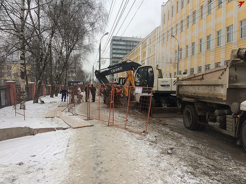 Не так давно подобный случай произошел на ул. М. Горького: здесь прорвало теплотрассу