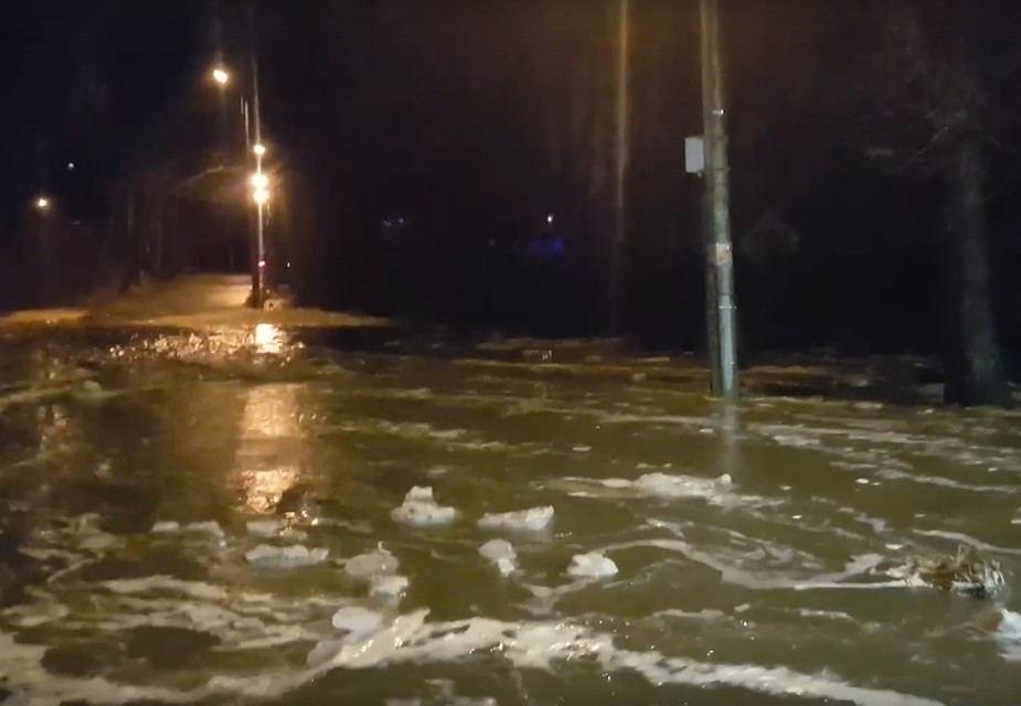 Вода с Финского залива принесла с собой глыбы льда. Фото: vk.com/spb_today