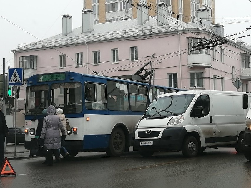 В Орле у троллейбуса отвалились «рога» и пробили лобовое стекло минивена. Фото: соцсети vk.com/interesting_orel
