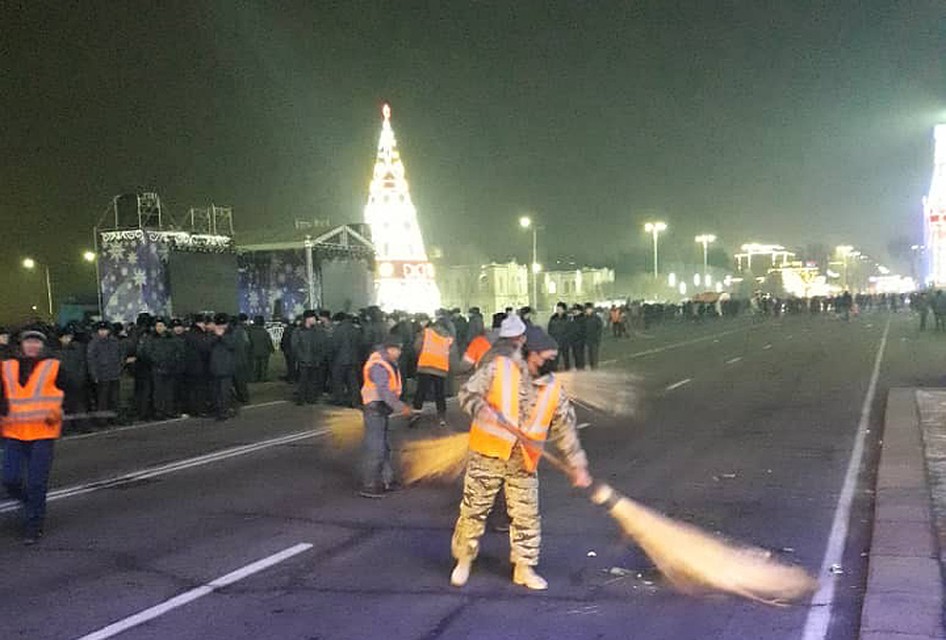 «Тазалыковцы» работали с утра и до глубокой ночи.