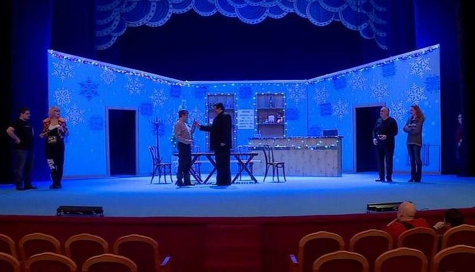 Кадр из телесюжета: актеры перед премьерой в декорациях спектакля
