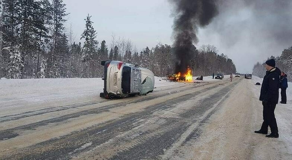 В Нижневартовском районе на трассе после ДТП дотла сгорел автомобиль. Фото из группы ЧП |ДТП | ХМАО во "ВКонтакте"