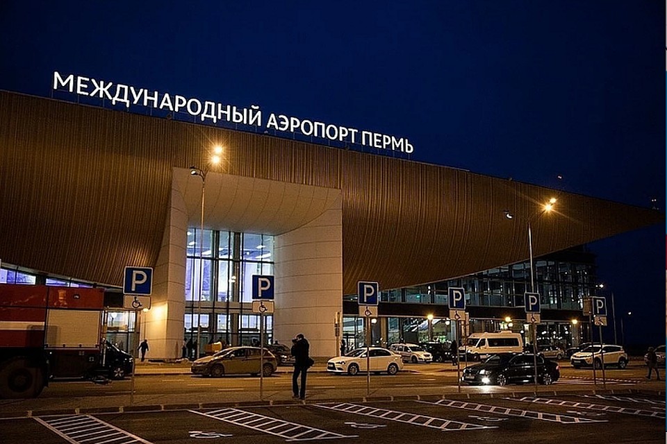 В Сыктывкаре взлетно-посадочная полоса покрылась коркой льда.