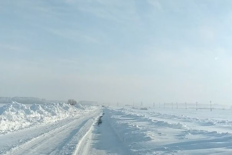 Нечищенная дорога в Шипуновском районе. Фото: скриншот видео Алексея Голодько в Barnaul 22