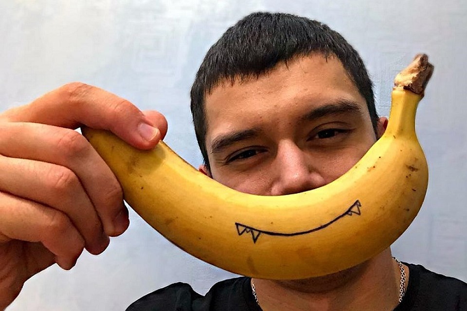 «Сам процесс – это бесценно!»: ямальский спортсмен создаёт необычные рисунки на бананах. Фото: инстаграм Руслана Сафиуллина