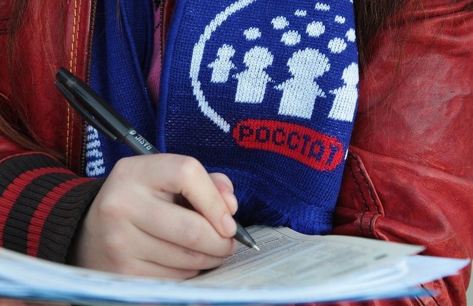 Интервьюер обязан предъявить удостоверение, подписанное руководителем Росстата и заверенное печатью.