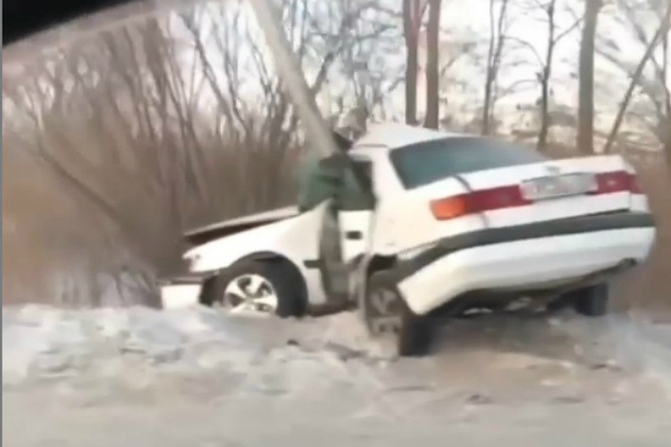 Из повисшей на столбе машины в Хабаровске достали чудом выжившего водителя