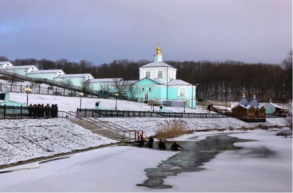Одно из массовых мест крещенских купаний - Коренная Пустынь