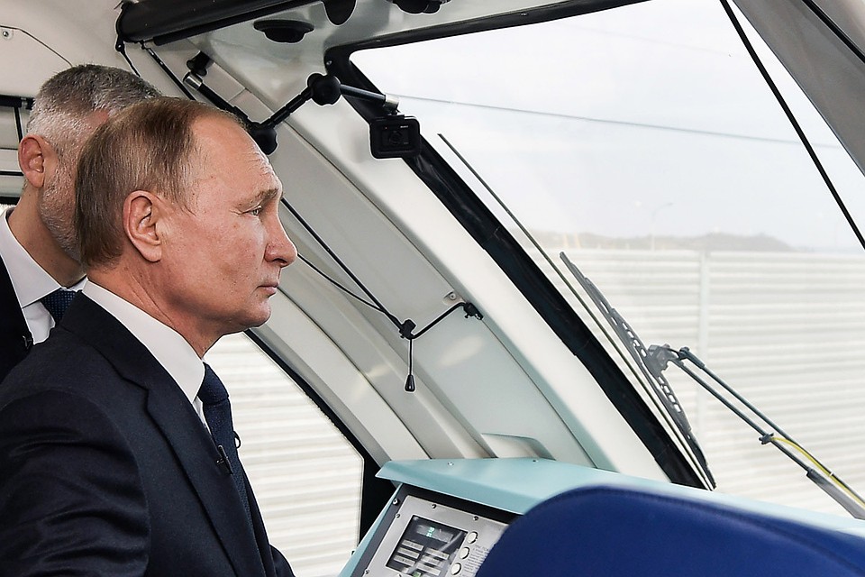 Президент РФ Владимир Путин во время проезда по железнодорожной части Крымского моста, 23 декабря 2019 г. Фото Алексей Никольский/пресс-служба президента РФ/ТАСС