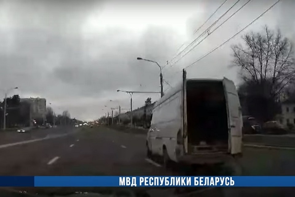 Водитель ехал по дороге, создавая аварийную ситуацию. Фото: стоп-кадр.